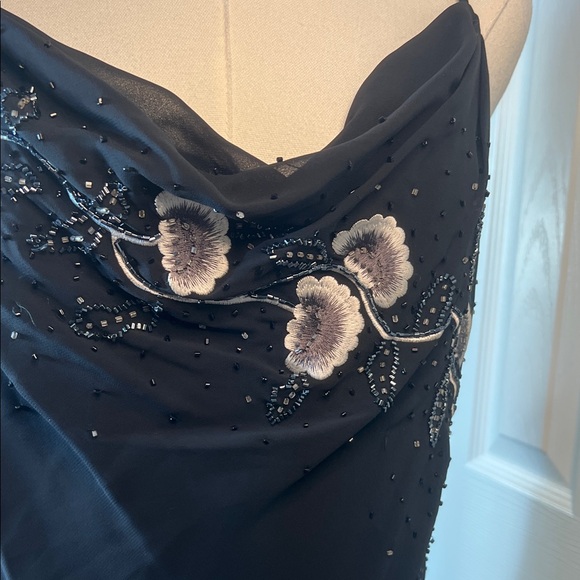 Chic Black Maxi Dress with Floral Details - Picture 4 of 9